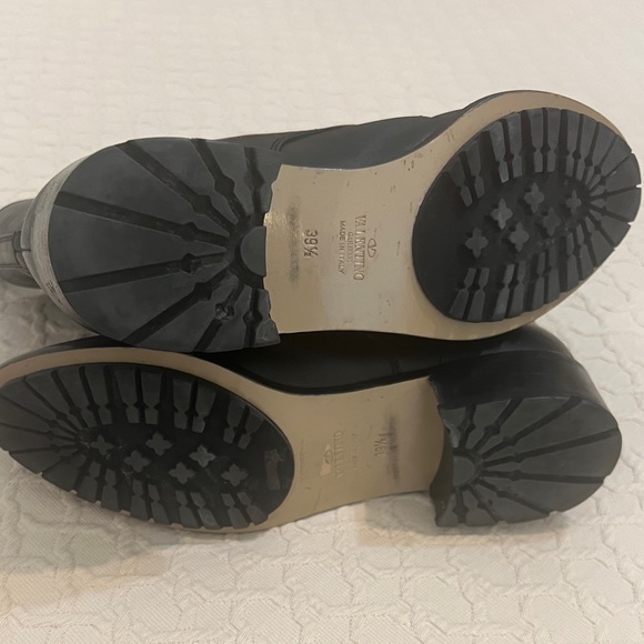 Valentino ankle boot in soft leather with ruffle detail. Size 39.5. - Picture 9 of 11